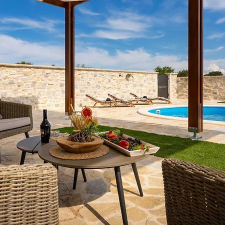 My Dalmatia - Katalea With Private Swimming Pool Vikendica *